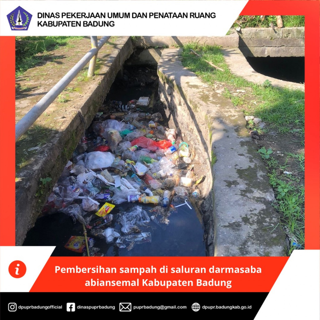 Pembersihan sampah di saluran darmasaba abiansemal Kabupaten Badung